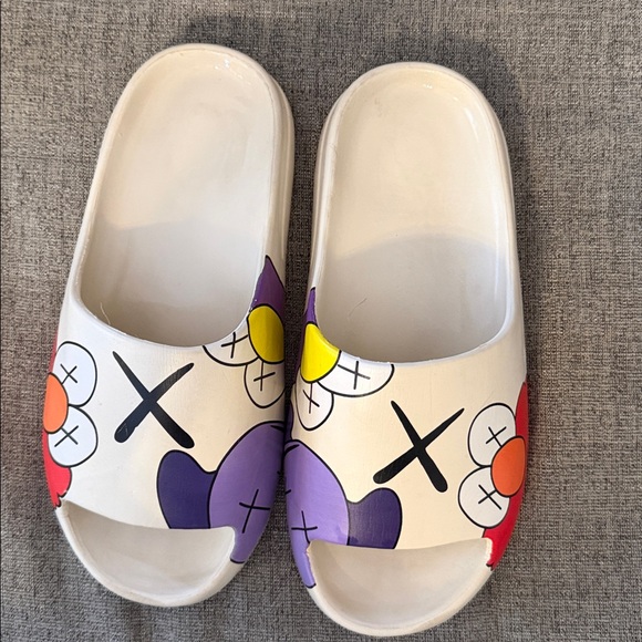 Elmo Sesame St Cloud Kaws sandals. Size men’s 10 - Picture 4 of 6